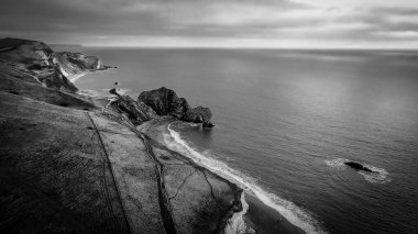 Lulworth Koyu ve Durdle Kapısı İngiliz Güney Sahili 'nde siyah beyaz