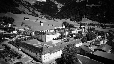 İsviçre 'nin Engelberg şehrinde siyah beyaz uçuş