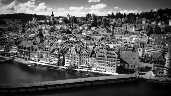 Vol au-dessus de la ville de Lucerne en Suisse en noir et blanc — Photo