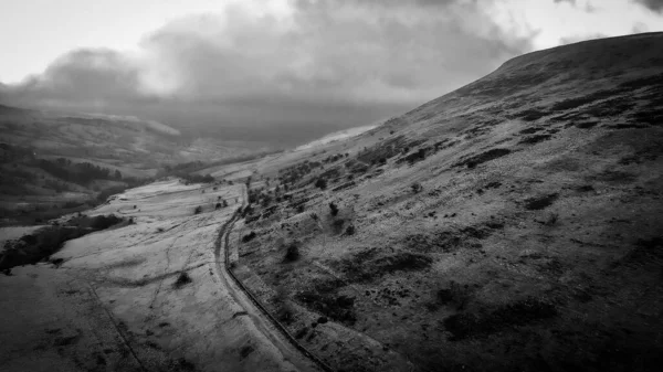 Niesamowity krajobraz Parku Narodowego Brecon Beacons w Walii w czerni i bieli — Zdjęcie stockowe