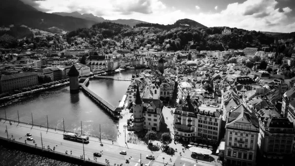 Stadt Luzern in der Schweiz an einem sonnigen Tag - Luftaufnahme in Schwarz-Weiß — Stockfoto