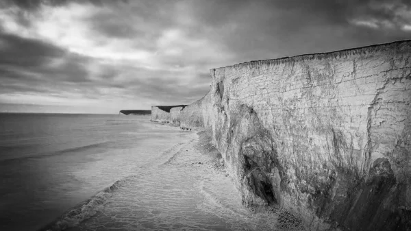 Seven Sisters - Белые скалы на южном побережье Англии в черно-белом цвете — стоковое фото