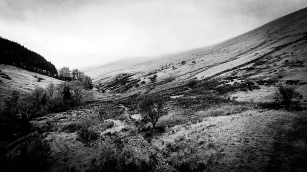 Voo sobre Brecon Beacons National Park no País de Gales - vista aérea em preto e branco — Fotografia de Stock