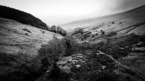 Národní park Brecon Beacons ve Walesu - letecký pohled v černobílé barvě — Stock fotografie