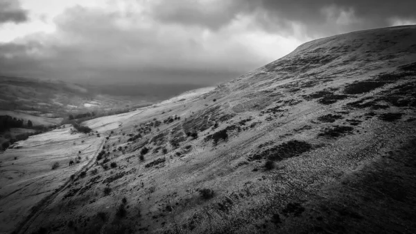 Galler 'deki Brecon Beacons Ulusal Parkı - siyah beyaz hava manzaralı — Stok fotoğraf