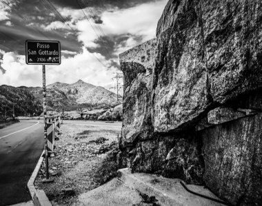 İsviçre 'de Gotthard Pass Sokağı siyah beyaz