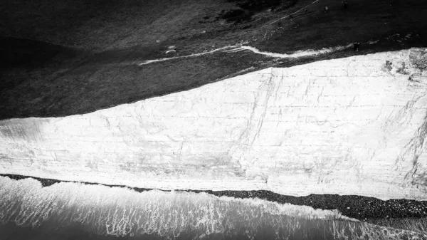 Increíbles Siete Hermanas en la costa inglesa - acantilados blancos desde arriba en blanco y negro —  Fotos de Stock