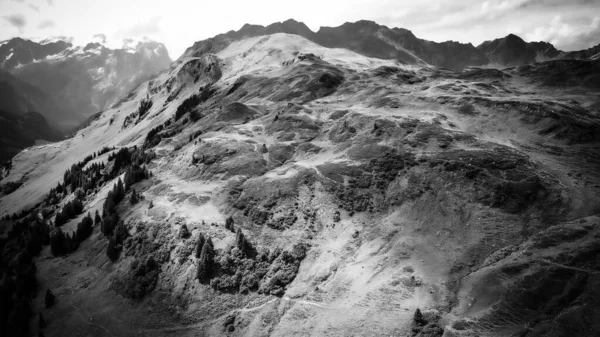 Natura straordinaria delle Alpi svizzere - il quartiere Melchsee Frutt i in bianco e nero — Foto Stock