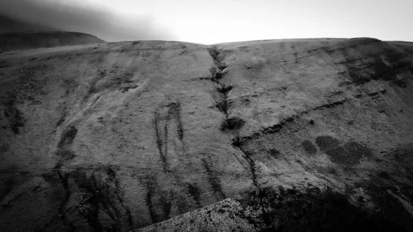 A incrível paisagem do Parque Nacional Brecon Beacons no País de Gales em preto e branco — Fotografia de Stock