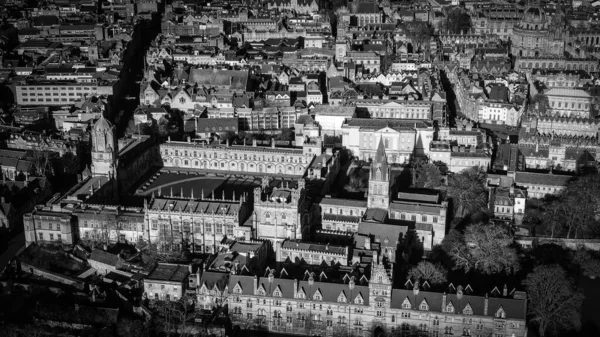 Stad Oxford van boven - verbazingwekkend uitzicht vanuit de lucht in zwart-wit — Stockfoto