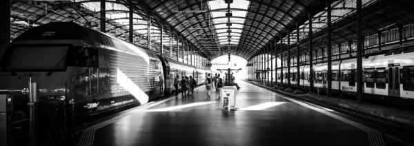 Lucerne Svájc központi pályaudvara fekete-fehérben — Stock Fotó