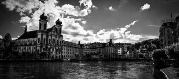 Quartier historique de la ville de Lucerne en Suisse en noir et blanc — Photo