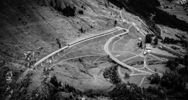 İsviçre 'deki ünlü Gotthard Geçidi - siyah beyaz hava manzaralı — Stok fotoğraf