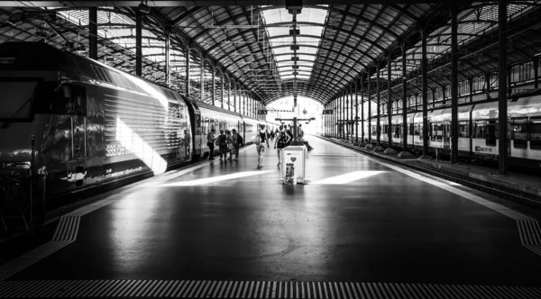 Stazione centrale di Lucerna Svizzera in bianco e nero — Foto Stock