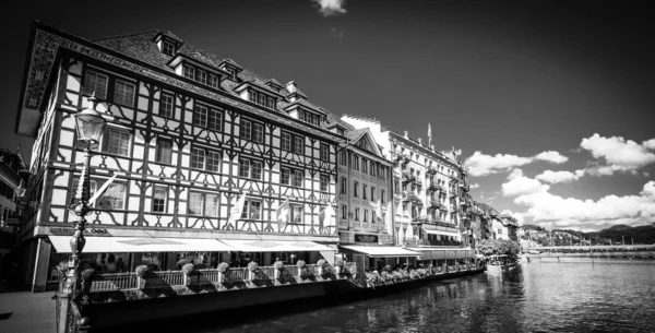 Magnifiques demeures dans le centre-ville de Lucerne en noir et blanc — Photo