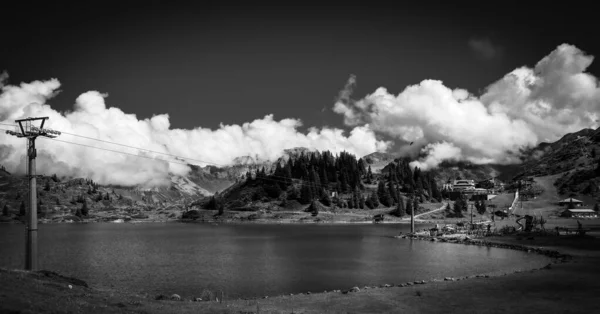 Maravilloso lugar para vacaciones en los Alpes suizos en blanco y negro —  Fotos de Stock