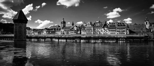 Ville de Lucerne Suisse et Lac des Quatre-Cantons en noir et blanc — Photo