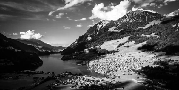 Niesamowity charakter Szwajcarii w Alpach Szwajcarskich w czerni i bieli — Zdjęcie stockowe
