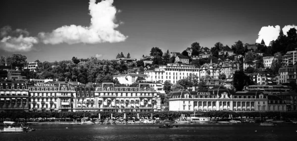 Lago di Lucerna in Svizzera chiamato anche Vierwaldstaetter Vedi in Svizzera in bianco e nero — Foto Stock