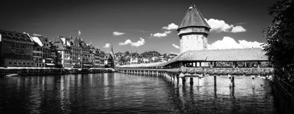 Le bord du lac de Lucerne en Suisse en noir et blanc — Photo