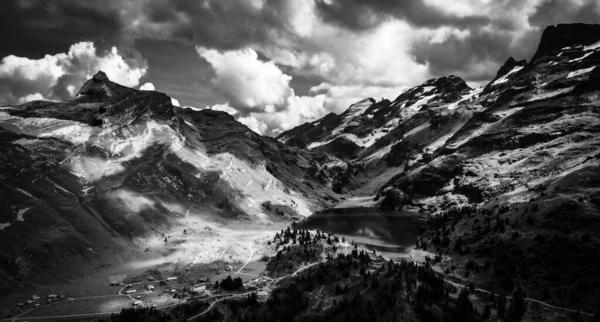 Incredibile natura della Svizzera nelle Alpi svizzere in bianco e nero — Foto Stock