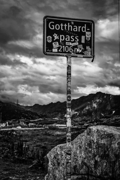 Slavný Gotthard průsmyk ve Švýcarsku v černé a bílé — Stock fotografie