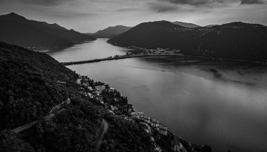 İsviçre 'deki Lugano Gölü üzerinde hava manzarası - akşam manzarası