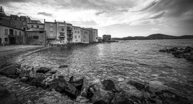 Aziz Tropez 'in tarihi bölgesindeki tipik manzara - Aziz TROPEZ, FRANCE - 13 Temmuz 2020