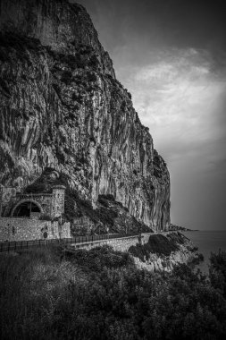 Fransa 'daki Cote D Azur boyunca sarp kayalıklar