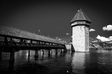 Lucerne şehrindeki Chapel Köprüsü siyah beyaz