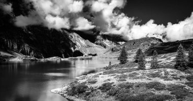 İsviçre 'deki Tuebsee Gölü' ndeki tipik İsviçre manzarası.