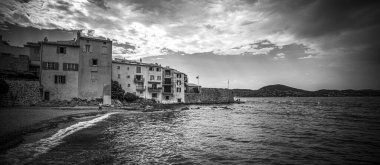Fransa 'daki Saint Tropez üzerinde Akdeniz kıyısındaki Cote D Azur' a bakın.