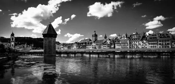 Rivière Reuss dans la ville de Lucerne en noir et blanc — Photo