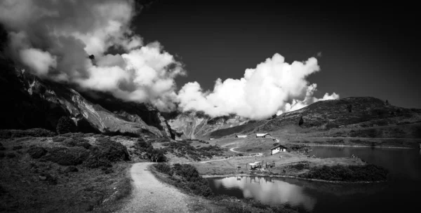 Amazing Switzerland - Mountain Lake Truebsee σε μαύρο και άσπρο — Φωτογραφία Αρχείου