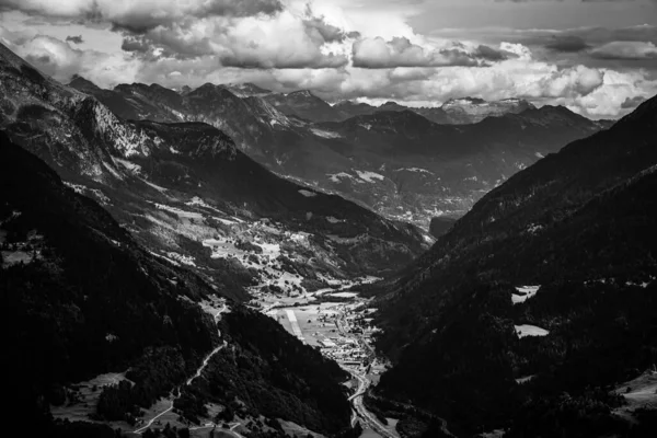 Famoso passo del San Gottardo in Svizzera - veduta aerea in bianco e nero — Foto Stock