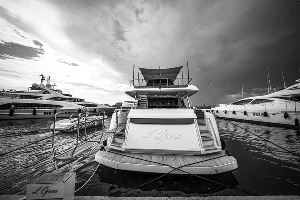 Yates de lujo en el puerto de Saint Tropez - ST TROPEZ, FRANCIA - 13 DE JULIO DE 2020 — Foto de Stock