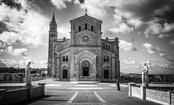 Igreja Ta Pinu em Gozo é um marco famoso na ilha — Fotografia de Stock