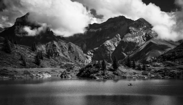 Wspaniałe jezioro Truebsee w Szwajcarii na górze Titlis w czerni i bieli — Zdjęcie stockowe