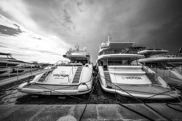 Luxus jachtok Saint Tropez kikötőjében - ST TROPEZ, Franciaország - Július 13, 2020 — Stock Fotó