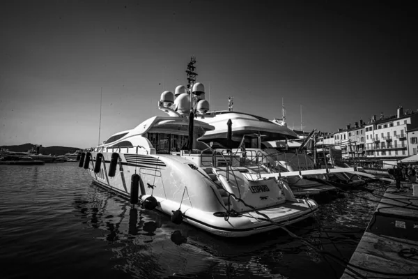 Saint Tropez 'in ünlü limanı St. TROPEZ, FRANSA 13 Temmuz 2020 — Stok fotoğraf