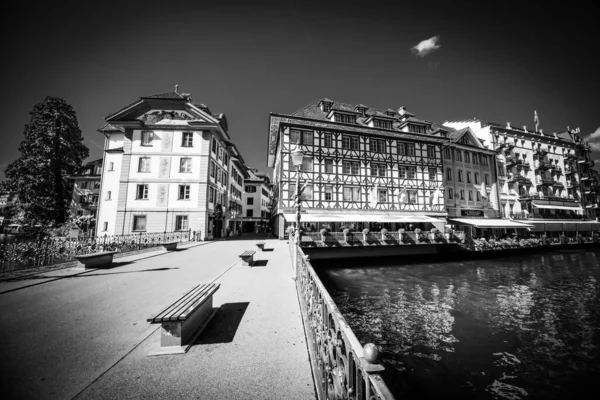 Maravilhosas mansões no centro da cidade de Lucerna em preto e branco — Fotografia de Stock