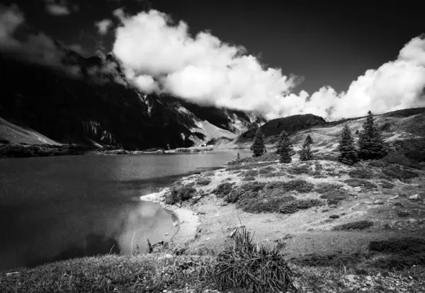 Nádherné místo pro dovolenou ve švýcarských Alpách v černé a bílé — Stock fotografie