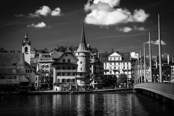 Centre-ville de Lucerne en Suisse par une journée ensoleillée en noir et blanc — Photo