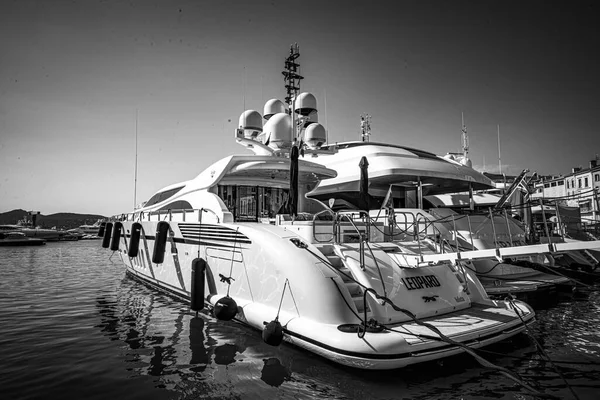 Der Hafen von Saint Tropez ist ein beliebter Ort für Touristen - ST TROPEZ, FRANKREICH - 13. JULI 2020 — Stockfoto