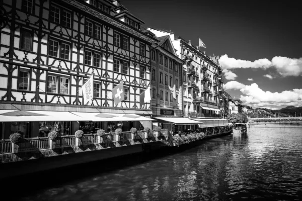 Maravilhosas mansões no centro da cidade de Lucerna em preto e branco — Fotografia de Stock