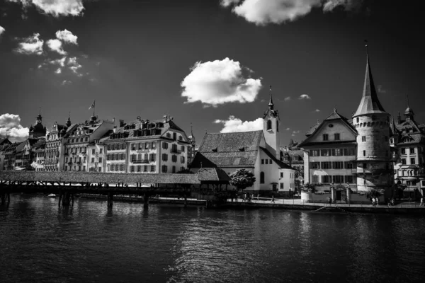 Stad Luzern Zwitserland en Meer van Luzern in zwart-wit — Stockfoto