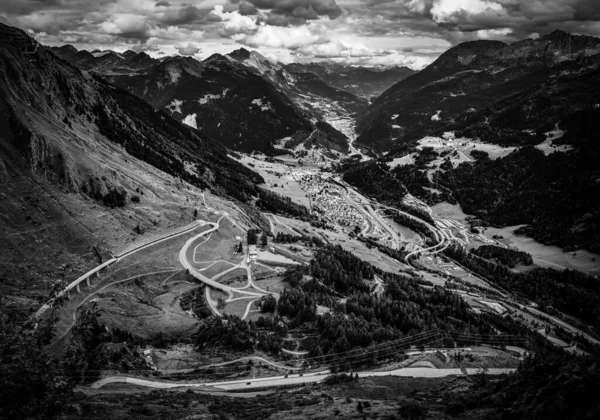 Gotthard Pass utca Svájcban, fekete-fehérben — Stock Fotó