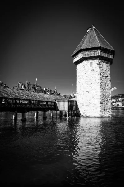 Capela Ponte na cidade de Lucerna em preto e branco — Fotografia de Stock