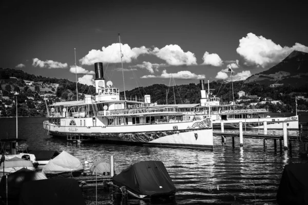 Barco no Lago Lucerna, na Suíça, em preto e branco — Fotografia de Stock
