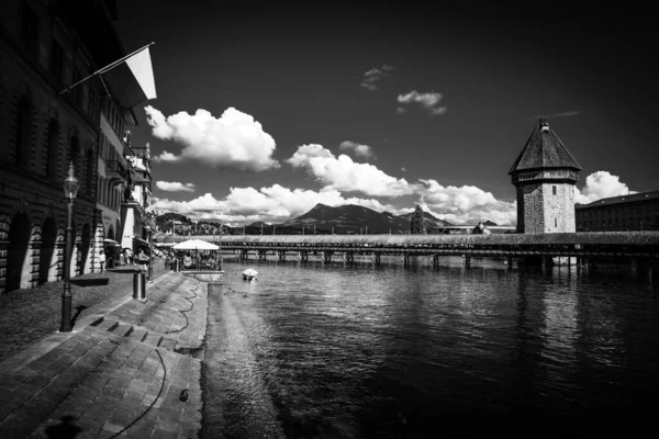 Quartier historique de la ville de Lucerne en Suisse en noir et blanc — Photo